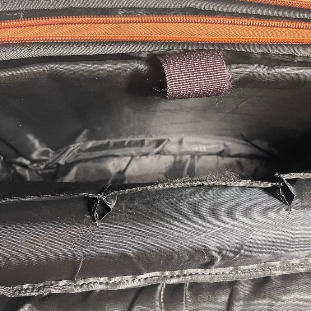 Kenneth Cole Reaction Leather tan Messenger / laptop Bag silver tone Hardwares.